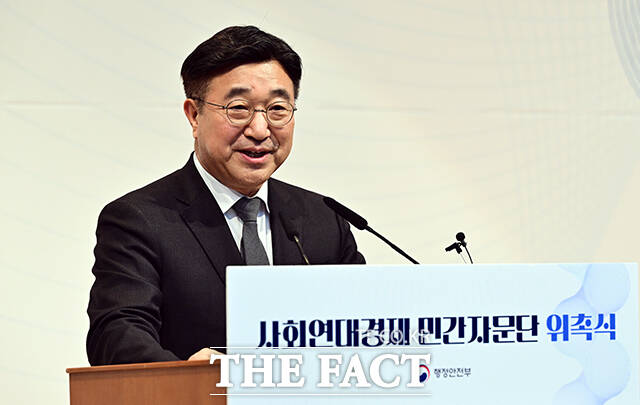 윤호중 행정안전부 장관이 29일 오후 서울 종로구 정부서울청사 별관에서 열린 사회연대경제 민간자문단 위촉식에 참석해 인사말을 하고 있다. /임영무 기자