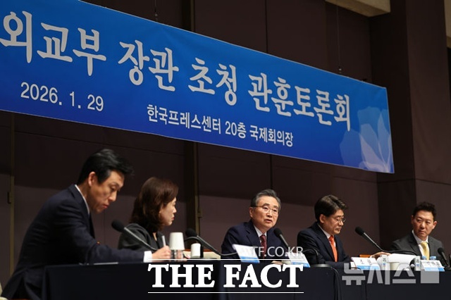 조현 외교부 장관은 29일 서울프레스센터에서 열린 관훈토론회에서 외교부 직원들은 아마 통삽교섭본부가 외교부에서 떨어져 나간 걸 안타깝게 생각해 왔고 지금도 외교부로 통상교섭본부가 돌아오면 통삽 협상을 더 잘할 수 있다고 많이 생각할 것이라고 주장했다. /뉴시스