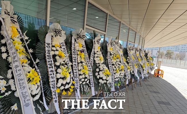 29일 오후 경기도의회 청사 1층 밖에 보낸이 미상의 근조화환이 놓여 있다. /이승호 기자