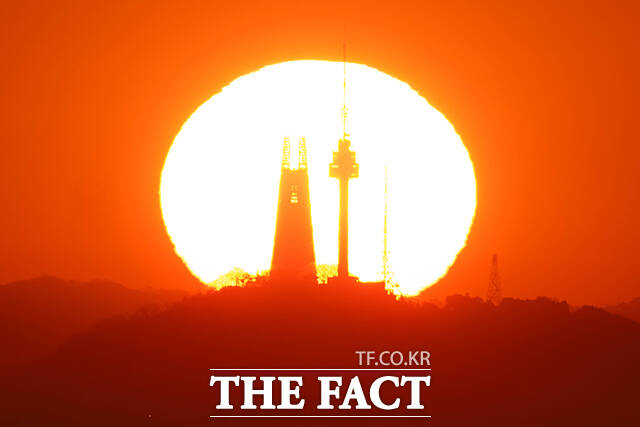 29일 오전 경기 김포 일산대교에서 바라본 롯데월드타워와 N서울타워 뒤로 태양이 떠오르고 있다. /김포=박헌우 기자