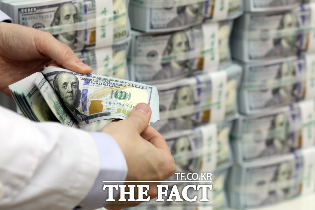 미국 중앙은행 연방준비제도(Fed)가 올해 첫 연방공개시장위원회(FOMC) 회의에서 기준금리를 동결하면서 한국은행의 금리 인하 시기가 더욱 미루어질 것이란 전망이 나온다. /뉴시스