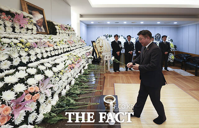 윤호중 행정안전부 장관이 29일 서울 종로구 서울대학교병원 장례식장에 마련된 고 이해찬 전 국무총리의 빈소에서 조문을 하고 있다. /사진공동취재단