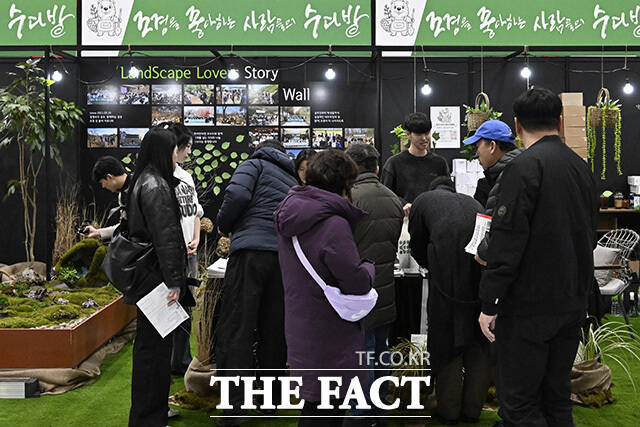 관람객들이 부스를 살펴보고 있다.