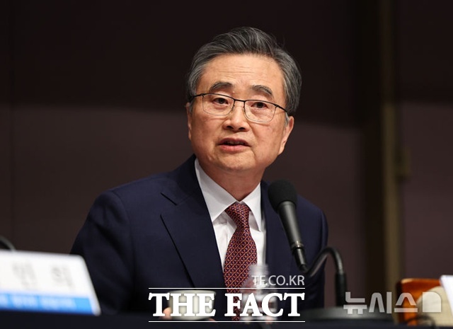 조현 외교부 장관은 29일 서울프레스센터에서 열린 관훈토론회에서 미국 도널드 트럼프 대통령이 한국에 대한 상호관세를 25%로 올리겠다고 예고한 것에 대해 합의 파기라고 보긴 어렵고 기존 ‘조인트 팩트시트’(공동 설명자료)의 충실한 이행을 협의해 나가는 것이라고 밝혔다. /뉴시스