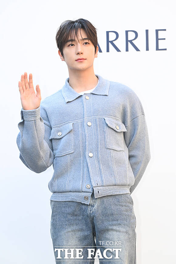 그룹 더보이즈의 현재가 29일 오전 서울 성동구 성수동에서 열린 ‘배리 2026 SS 컬렉션 론칭 기념 포토 이벤트’에 참석해 포즈를 취하고 있다. /서예원 기자