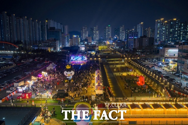 지난해 12월 순천시 해룡면 신대천에서 열린 주말의 광장 행사에 시민들이 참여해 문화 프로그램을 즐기고 있다. /순천시