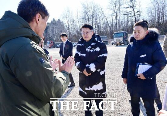 김대순 경기도 행정2부지사(가운데)가 29일 파주시에 위치한 미군 반환공여구역인 캠프 에드워즈를 방문, 파주시 관계자들과 반환공역구역 개발에 대해 의견을 나누고 있다. /경기도