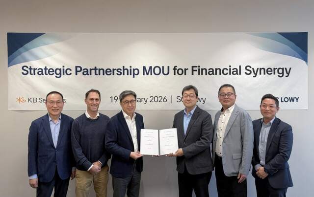 KB증권은 지난 19일 SC로위와 전략적 업무협약을 체결했다고 밝혔다. 사진은 이날 양사 관계자들이 업무협약 체결 후 기념 촬영을 하는 모습. /KB증권