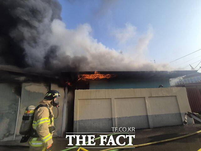 29일 오전 충남 공주시 유구읍의 한 단독주택에서 불이 나 차고와 차량 등이 전소됐다. /공주소방서