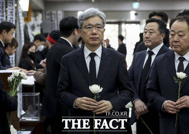 김상환 헌법재판소장이 29일 서울 종로구 서울대학교병원 장례식장에 마련된 고 이해찬 전 국무총리의 빈소를 조문하고 있다. /사진공동취재단