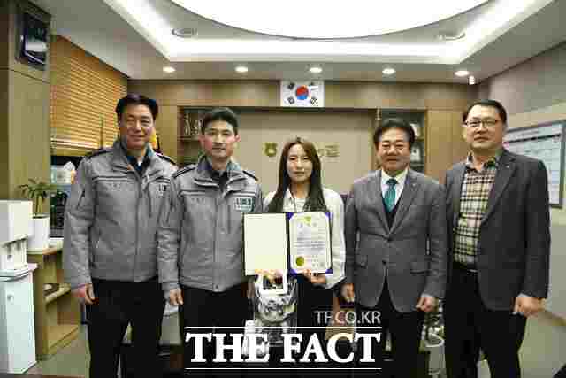 당진경찰서는 29일 석문농협에서 지난 26일 고객의 투자 리딩방 사기 피해를 예방한 전혜진 석문농협 대리에게 감사장과 격려품을 수여했다. /당진경찰서