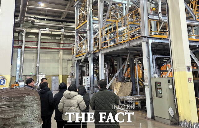 아산시가 환경오염물질 배출사업장 통합지도·점검 계획을 수립해 시행에 돌입했다. 사진은 배출사업장 현장 점검 모습. /아산시