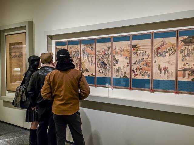 이건희 컬렉션 해외 순회전에서 관람객들이 작품을 둘러보고 있다. /삼성