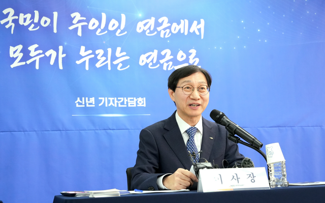 김성주 국민연금공단 이사장은 연금액을 삭감하는 자동조정장치를 도입할 경우 노인빈곤 문제가 더 심각해질 것이라고 29일 밝혔다. 사회적 논의를 통해 정년연장 될 경우 현재 60세 제한인 국민연금 의무가입 연령도 높아질 것이라고 했다. 사진은 이날 김 이사장이 서울역 인근에서 기자간담회 하는 모습. /국민연금공단