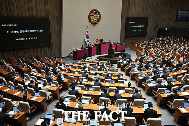 29일 오후 서울 여의도 국회에서 제431회국회(임시회) 제2차 본회의가 열린 가운데 국회법 일부개정법률안이 상정되고 있다. /국회=남용희 기자