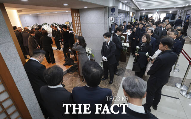 고 이해찬 전 국무총리의 빈소가 마련된 서울 종로구 서울대학교병원 장례식장에 많은 조문객들의 발길이 이어지고 있다.