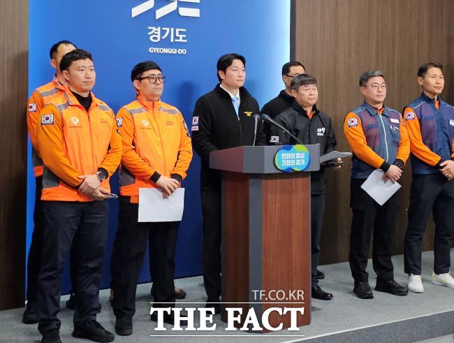 미래소방연합노동조합과 전국공무원노동조합, 전국소방안전공무원노동조합 등 3개 노조가 29일 경기도청에서 기자회견을 열고 경기도의 341억 원 미지급 초과근무수당 지급 결정에 환영 입장을 밝히고 있다. /이승호 기자