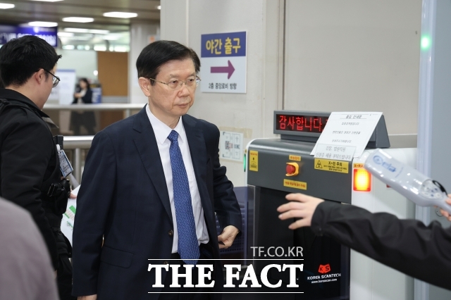 박종준 전 대통령경호처장이 지난해 11월 서울 서초구 서울중앙지법에서 열린 윤석열 전 대통령의 특수공무집행방해 등 혐의 속행 공판에 증인으로 출석하고 있다. /이새롬 기자