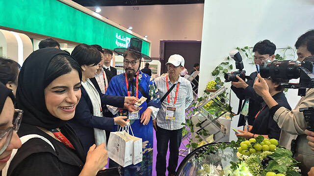 두바이에서 열린 걸푸드(GULFOOD) 식품박람회에서 한국관 홍보부스를 찾은 외국인들이 영주산 샤인머스캣과 산양삼 가공제품을 구매하고 있다. /영주시