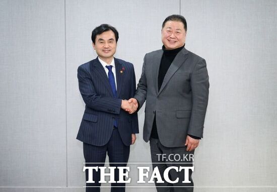 김경일 경기 파주시장(오른쪽)이 지난 28일 경기 북부 반환공여지 개발 정부 지원 방안 지방정부 의견 청취 간담회에 참석, 안규백 국방부 장관에게 반환공여 구역 개발을 위한 정부의 적극적인 지원을 요청한 뒤 기념 촬영을 하고 있다. /파주시