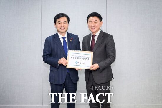 지난 28일 국방부에서 열린 경기 북부 미군 공여구역 간담회에 참석한 김동근 경기 의정부시장(오른쪽)이 안규백 국방부 장관에게 반환공여구역 관련 건의사항을 전달한 뒤 기념 촬영을 하고 있다. /의정부시