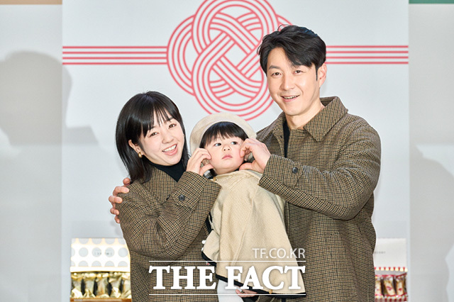 공식석상에 처음 나선 배우 심형탁 가족이 포토타임을 갖고 있다. 왼쪽부터 아내 히라이 사야, 아들 심하루군, 심형탁. /오미야게 진흥협회