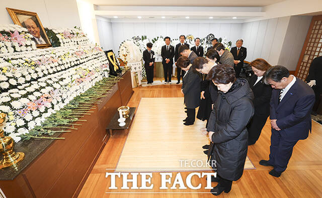 이 전 총리 애도하는 시민들. /사진공동취재단