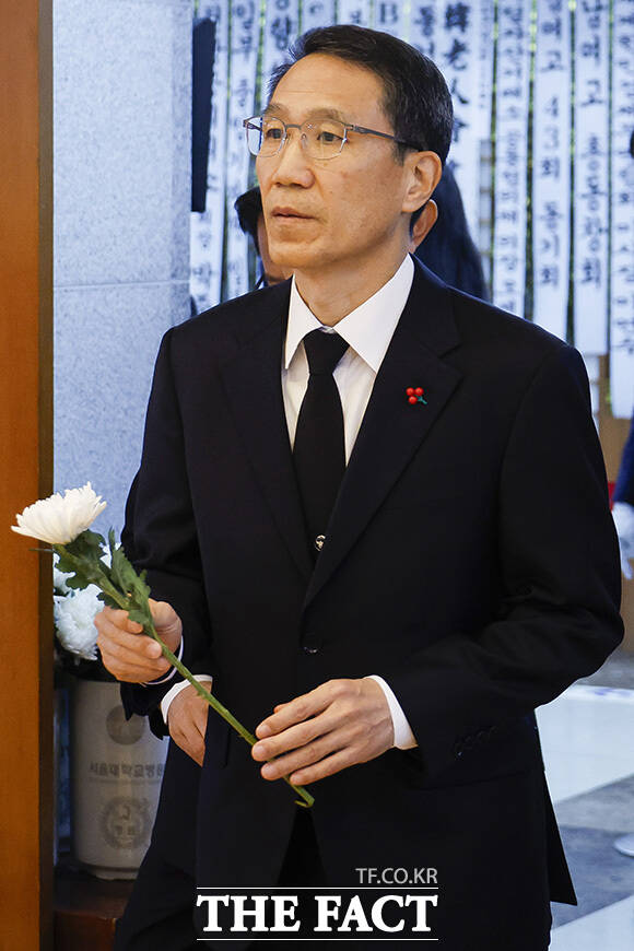 유재성 경찰청장 직무대행이 고 이해찬 전 국무총리의 빈소에서 조문을 하고 있다. /사진공동취재단