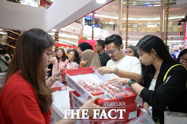 지난해 논산농식품 해외박람회를 찾은 현지 방문객들이 딸기를 구매하고 있다. /논산시