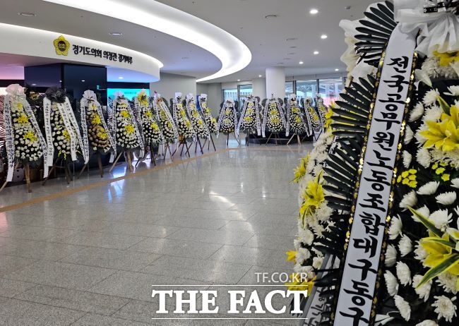 29일 오후 경기도의회 청사 1층 로비에 전국 각지에서 보내온 근조화환이 놓여 있다. /이승호 기자