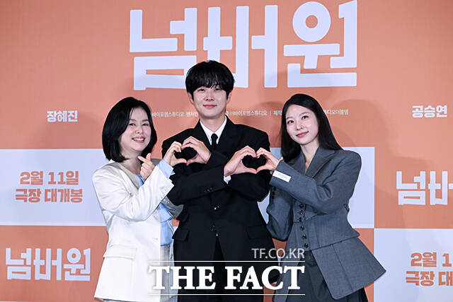 배우 장혜진 최우식 공승연(왼쪽부터)이 29일 오후 서울 용산구 CGV 용산 아이파크몰에서 열린 영화 넘버원 언론배급시사회 및 기자간담회에 참석해 포즈를 취하고 있다. /서예원 기자