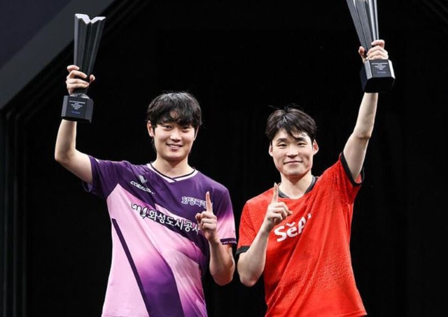 지난 1월 17일 WTT 스타 컨텐더 도하 대회의 남자복식에서 중국조를 두 차례나 잡아내며 우승을 합작한 조대성(왼쪽)과 장우진. 한국은 복식에서 탁구 세계 최강 중국의 아성을 무너뜨리고 있다. / WTT 홈페이지