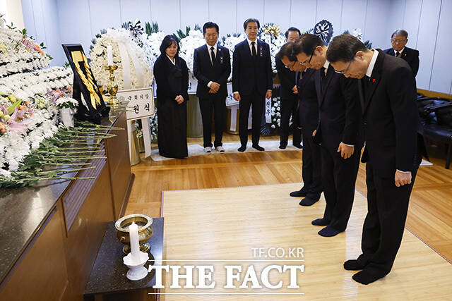 유재성 경찰청장 직무대행이 고인을 애도하는 모습. /사진공동취재단