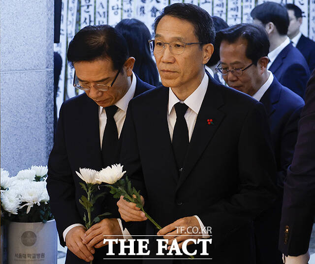 유재성 경찰청장 직무대행(가운데)이 29일 서울 종로구 서울대학교병원 장례식장에 마련된 고 이해찬 전 국무총리의 빈소에서 조문을 하고 있다. /사진공동취재단