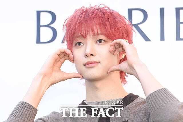 그룹 앤팀의 의주가 29일 오전 서울 성동구 성수동에서 열린 ‘배리 2026 SS 컬렉션 론칭 기념 포토 이벤트’에 참석해 포즈를 취하고 있다. /서예원 기자