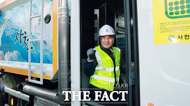 29일 박동식 사천시장이 일일 환경미화원으로 현장 행보에 나섰다. /사천시