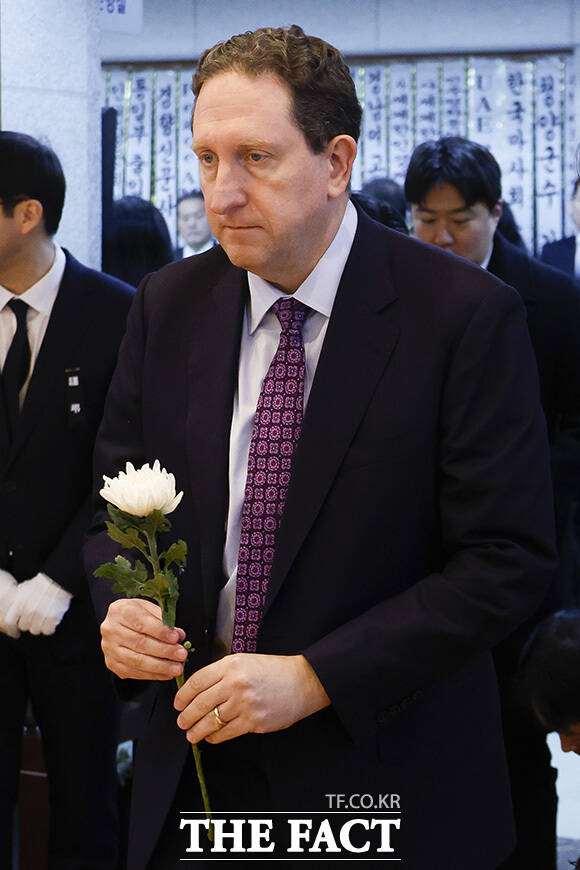 빈소 찾은 제임스 헬러 주한 미국대사대리. /사진공동취재단