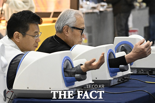 참관객들이 혈압 측정 부스를 체험하고 있다.