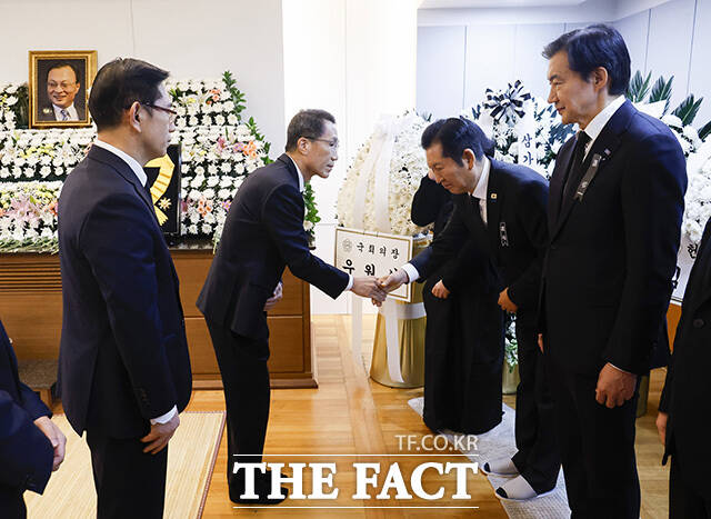 유재성 경찰청장 직무대행(왼쪽 두 번째)이 빈소를 지키는 정청래 더불어민주당 대표와 악수를 하고 있다. /사진공동취재단