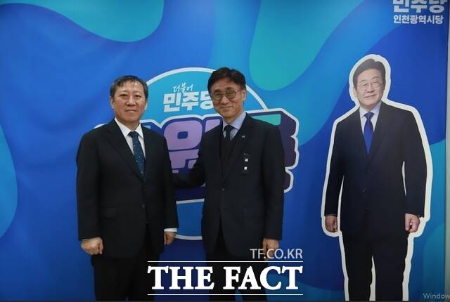 제9회 지방선거 더불어민주당 인천시당 공천관리위원장에 선임된 조승연 전 인천의료원장(사진 왼쪽). /민주당 인천시당