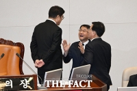  우원식 국회의장과 대화 나누는 여야 원내대표 [포토]