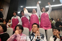  학교급식법 개정안 가결에 기뻐하는 급식 노동자들 [TF사진관]
