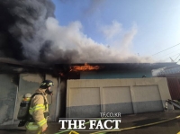  공주시 유구읍 단독주택서 화재…차고·차량 전소