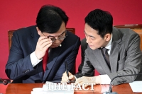  대화 나누는 송언석 원내대표와 장동혁 대표 [포토]