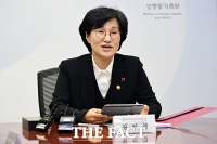 학교 밖 청소년 지원사업 전문가와 간담회 갖는 원민경 성평등부 장관 [포토]