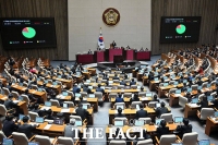  '필리버스터 사회권 이양' 포함 비쟁점 법안 90여건 본회의 통과 [TF사진관]