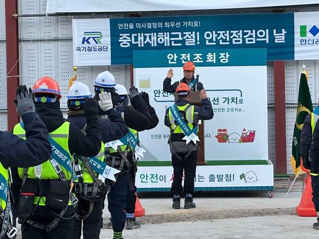 전재식 한신공영 대표이사가 지난 27일 GTX-B 제2공구 건설현장에서 열린 안전의 날 행사에서 임직원들과 선서를 하고 있다. /한신공영