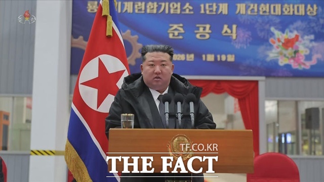 북한의 노동당 제9차 당대회가 초읽기에 들어섰다. 사진은 지난 19일 김정은 북한 국무위원장이 함경남도 용성기계연합기업소에서 열린 용성기계연합기업소 1단계 개건현대화대상 준공식에 참석했던 모습. /뉴시스, 조선중앙TV 갈무리