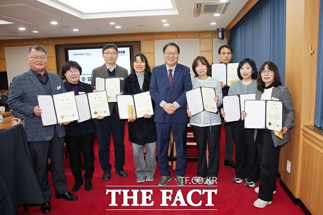 창원시 2025년 성과관리 부서성과평가 우수부서 관계자들이 시상 후 기념 촬영을 하고 있다. /창원시