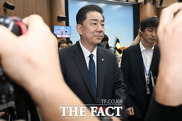 김병기 무소속 의원이 지난 19일 서울 여의도 국회 소통관에서 입장을 밝힌 뒤 이동하고 있다. /남용희 기자